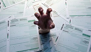 Eine Hand greift durch einen Stapel deutscher Steuerformulare – Symbolbild für die steigende Steuerlast bei Krypto-Investments.