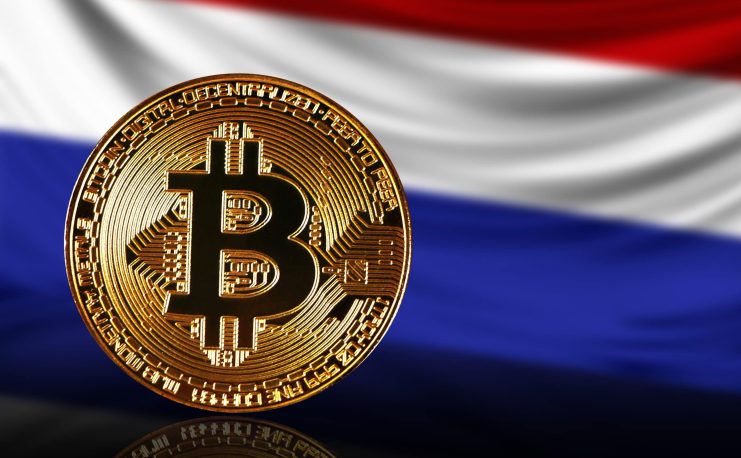 Bitcoin-Münze vor Niederlande-Flagge Bitcoin-Münze vor Niederlande-Flagge