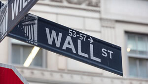 Zu sehen ist das Straßenschild der Wall Street in New York