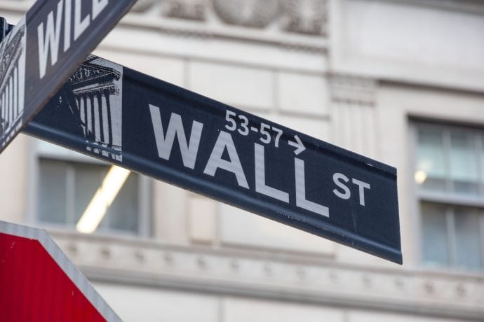 Zu sehen ist das Straßenschild der Wall Street in New York