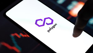 Zu sehen ist eine Hand, die auf ein Smartphone drückt, auf dem das Polygon-Logo abgebildet ist