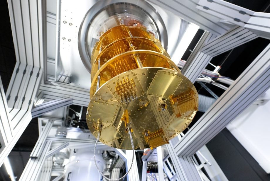 Ein im Aufbau befindlicher Quantencomputer des Start-ups IQM Germany steht in einem Rechenzentrum.