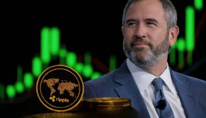 Mann im Anzug steht rechts im Vordergrund und blickt nach links. Links im Bild liegen goldene Ripple- (XRP-)Münzen auf einer dunklen Oberfläche. Im Hintergrund ist ein grün leuchtender Kurschart zu sehen, der eine positive Marktentwicklung symbolisiert.