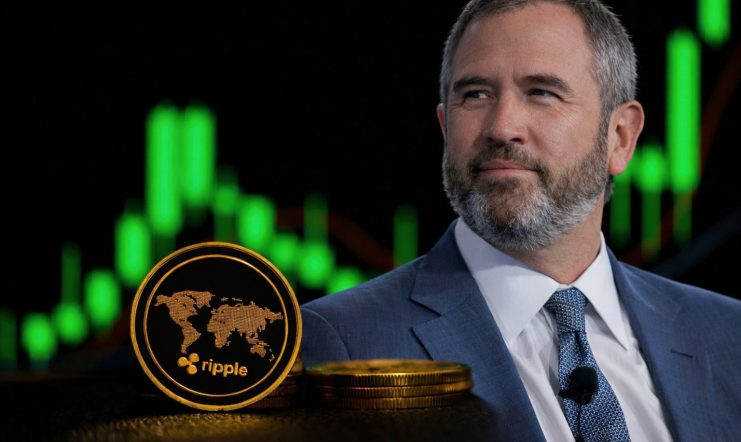 Was plant Ripple mit XRP? Mann im Anzug steht rechts im Vordergrund und blickt nach links. Links im Bild liegen goldene Ripple- (XRP-)Münzen auf einer dunklen Oberfläche. Im Hintergrund ist ein grün leuchtender Kurschart zu sehen, der eine positive Marktentwicklung symbolisiert.