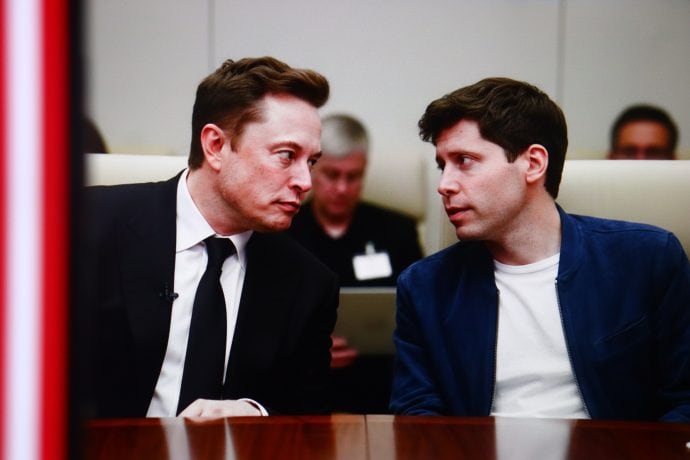 Sam Altman und Elon Musk schauen sich an