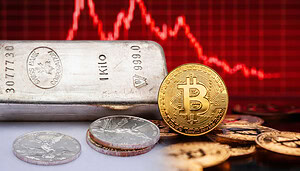 Ein Silberbarren und eine Bitcoin-Münze vor einem rötlichen Chart.