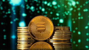 Solana-Münzen vor einem grünen Hintergrund