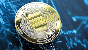 Eine Solana-Münze vor einem blauen Chart