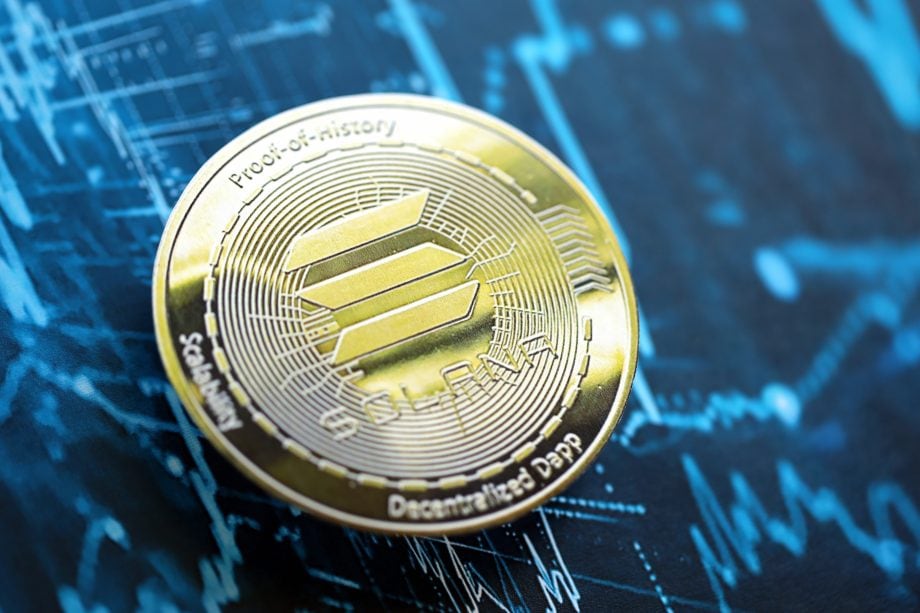 Eine Solana-Münze vor einem blauen Chart