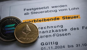 Eine Solana und eine Ethereum-Münze sind vor einem Schreiben des Finanzamtes zu sehen, das über die zu zahlenden Steuern informiert.
