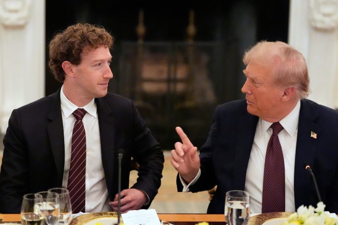 Das Bild zeigt Donald Trump und Mark Zuckerberg