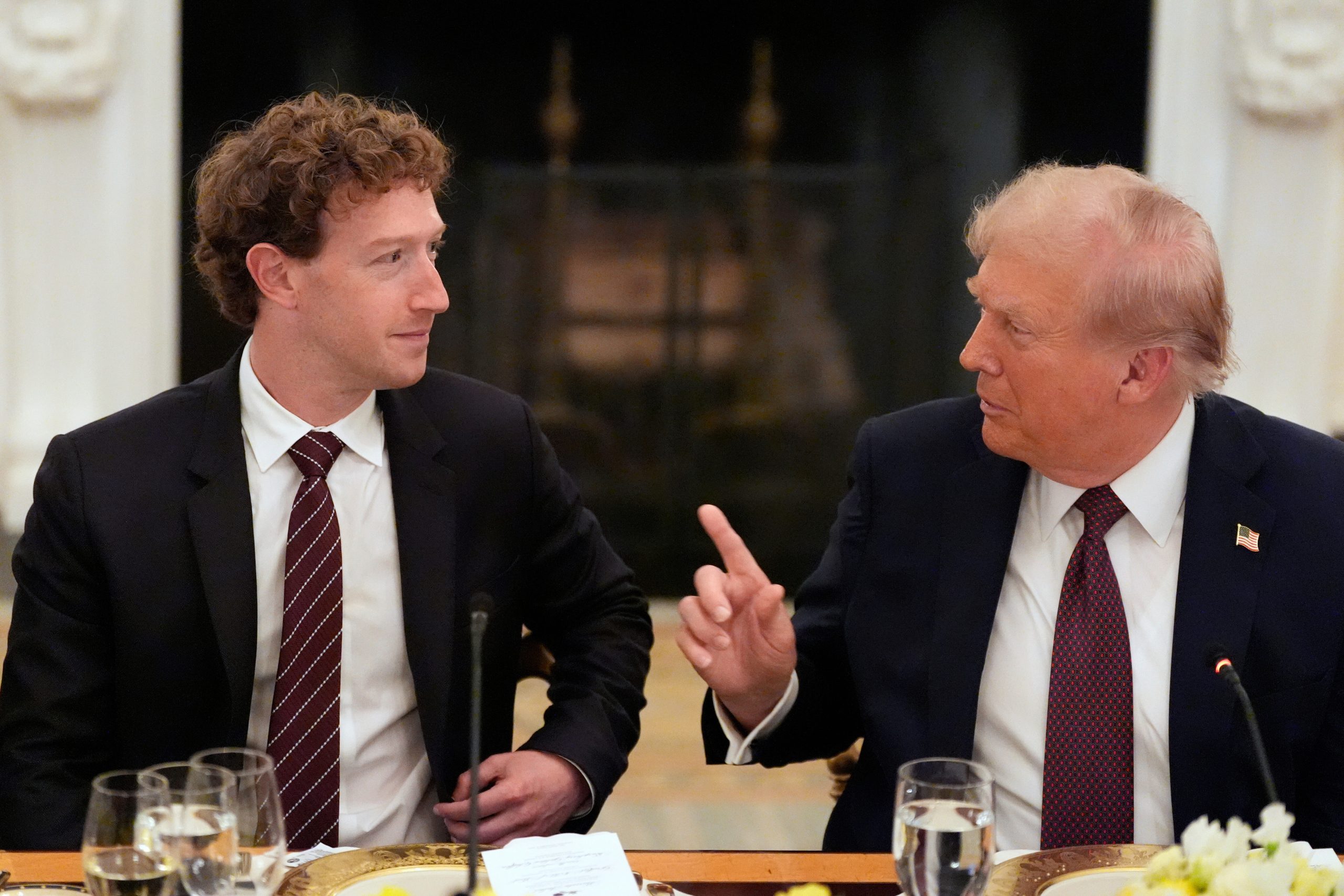 Das Bild zeigt Donald Trump und Mark Zuckerberg