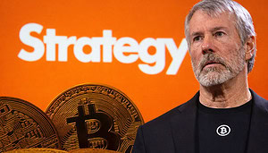 Mann mit grauen Haaren und Bart steht rechts im Bild vor orangefarbenem Hintergrund mit dem Schriftzug ‚Strategy‘. Im Vordergrund sind Bitcoin-Münzen und gebündelte US-Dollar-Scheine zu sehen. Darstellung einer Bitcoin-Strategie und finanziellen Investitionen.