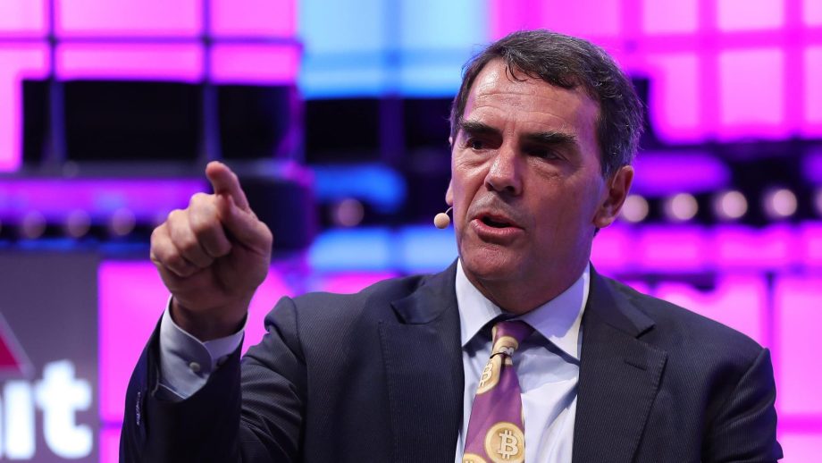 Tim Draper bei einem Vortrag (gestikulierend, optimistisch)