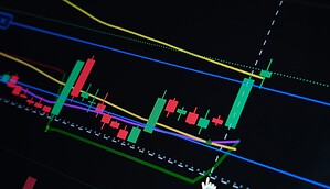 Ein Kerzenchart auf schwarzem Hintergrund.