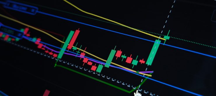 Ein Kerzenchart auf schwarzem Hintergrund.