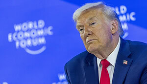 Donald Trump im marineblauen Anzug und roter Krawatte auf dem Weltwirtschaftsforum in Davos.