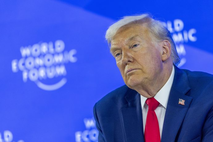 Donald Trump im marineblauen Anzug und roter Krawatte auf dem Weltwirtschaftsforum in Davos.