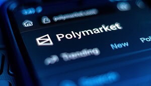 Zu sehen ist das Logo von Polymarket auf einem Smartphone