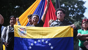 Menschen halten Venezuela-Flagge