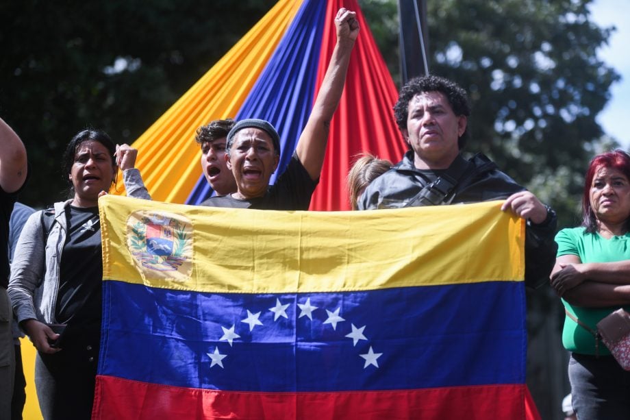 Menschen halten Venezuela-Flagge