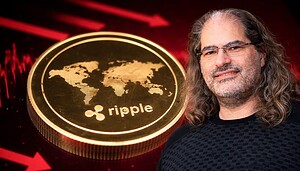 Goldene Ripple-Münze vor rotem Krypto-Kursdiagramm mit fallenden Pfeilen; rechts dezent ein Mann mit langen grauen Haaren und Brille, der in den Hintergrund integriert ist – Symbolbild für XRP-Kurs, Kryptomarkt und Marktbewegungen.