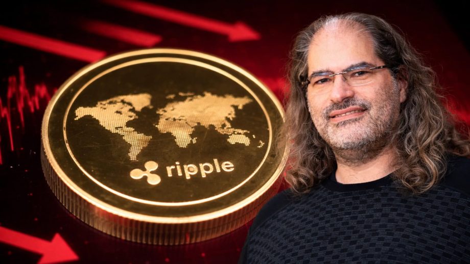 Goldene Ripple-Münze vor rotem Krypto-Kursdiagramm mit fallenden Pfeilen; rechts dezent ein Mann mit langen grauen Haaren und Brille, der in den Hintergrund integriert ist – Symbolbild für XRP-Kurs, Kryptomarkt und Marktbewegungen.