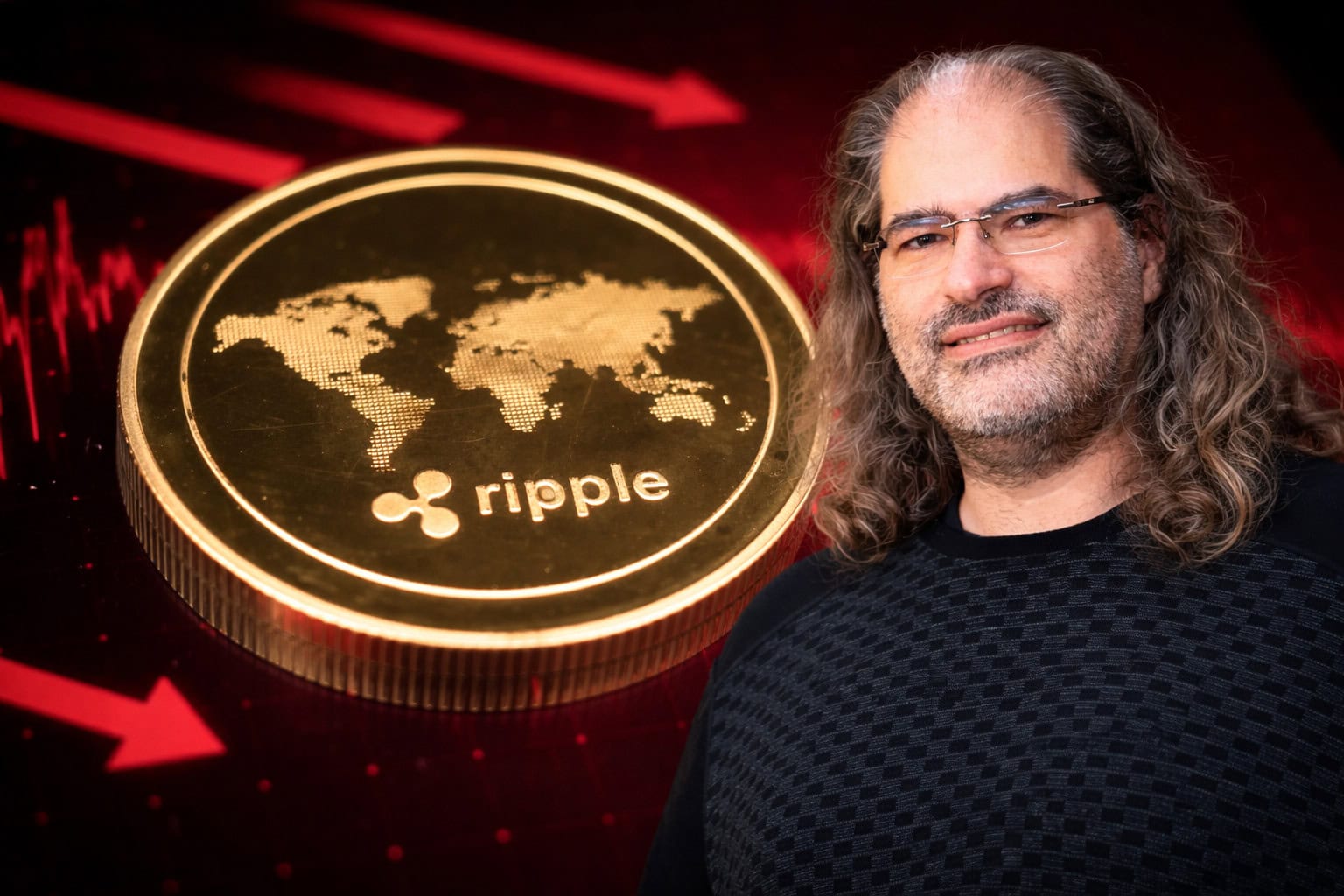Goldene Ripple-Münze vor rotem Krypto-Kursdiagramm mit fallenden Pfeilen; rechts dezent ein Mann mit langen grauen Haaren und Brille, der in den Hintergrund integriert ist – Symbolbild für XRP-Kurs, Kryptomarkt und Marktbewegungen.