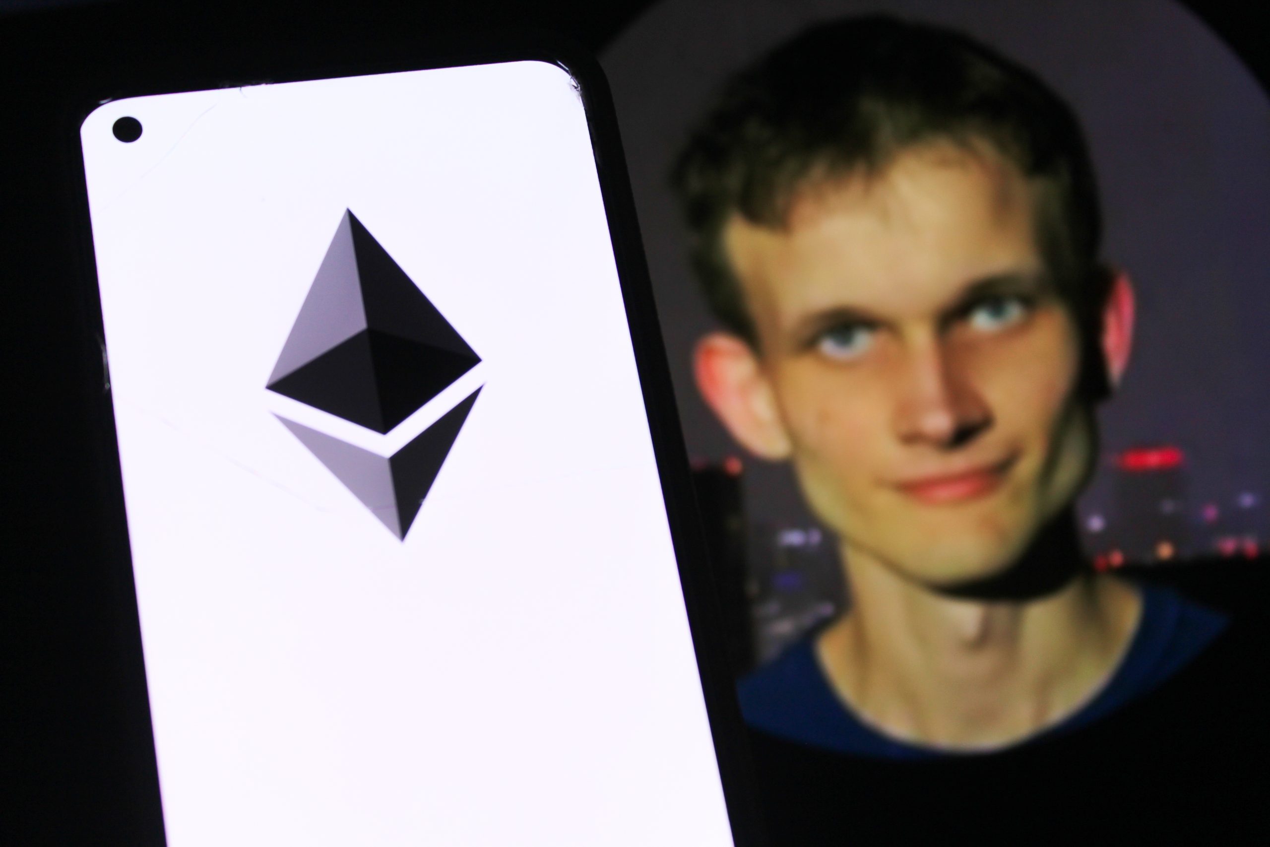 Das Ethereum-Logo vor dem Gesicht von Vitalik Buterin