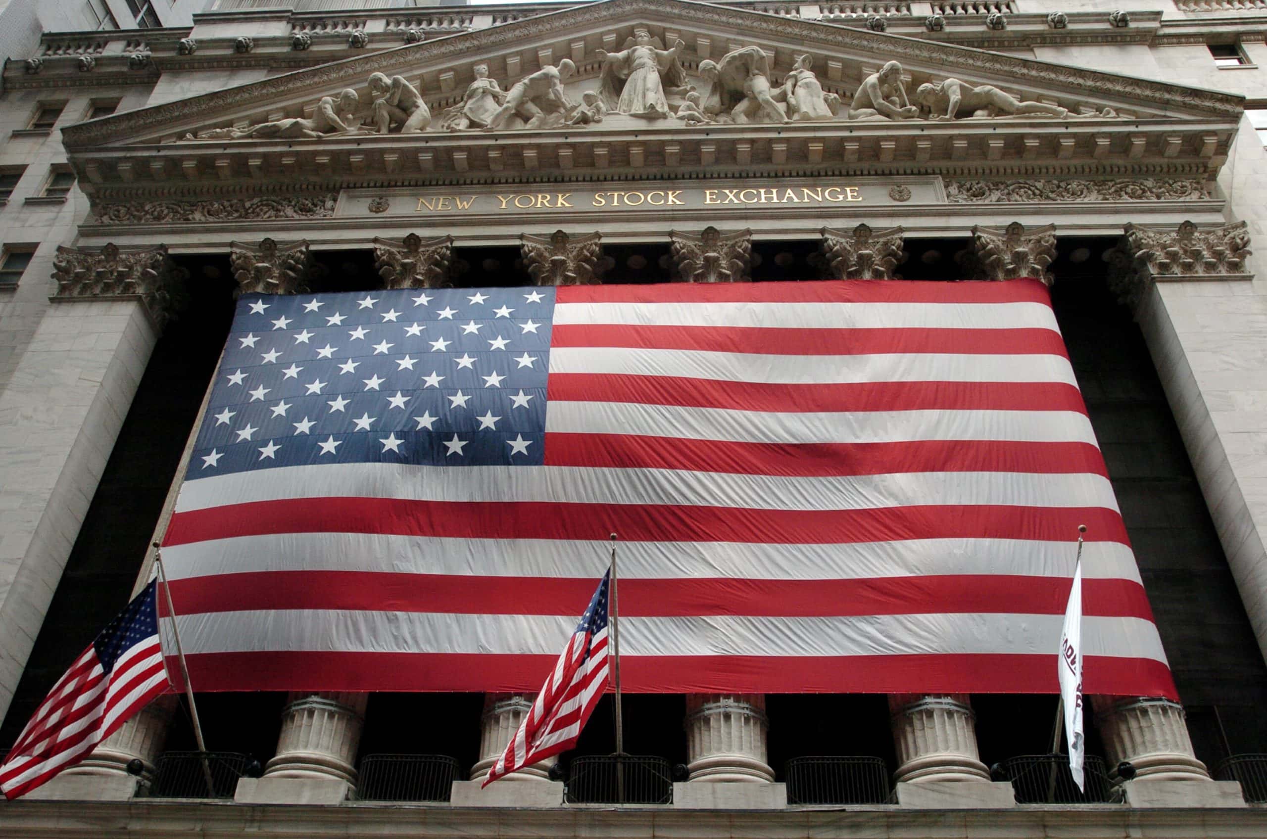 Die amerikanische Flagge vor der NYSE, ein Symbolbild für neue Krypto Coins.