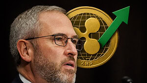 Brad Garlinghouse, der CEO von Ripple, ist von der Seite zu sehen. Dahinter ist eine XRP-Münze mit einem grünen Pfeil montiert