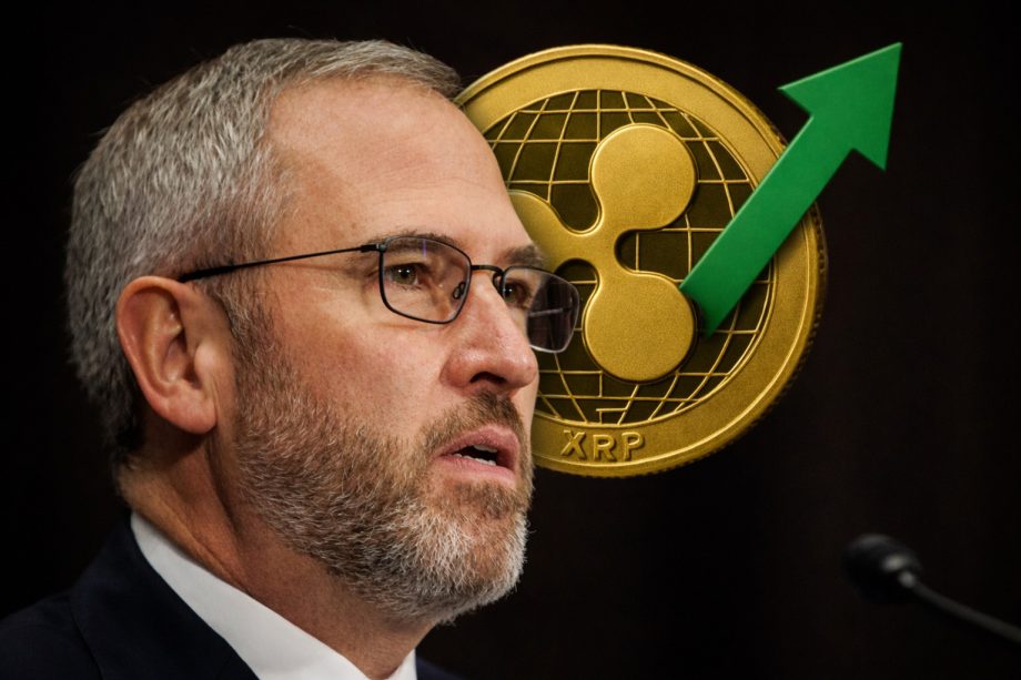Brad Garlinghouse, der CEO von Ripple, ist von der Seite zu sehen. Dahinter ist eine XRP-Münze mit einem grünen Pfeil montiert