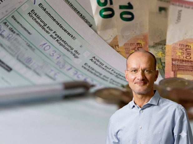 Das Bild zeigt eine Collage aus einer deutschen Einkommensteuererklärung und Euro-Geldscheinen im Hintergrund. Im Vordergrund ist ein freundlich lächelnder Mann mit Brille als Experte positioniert.