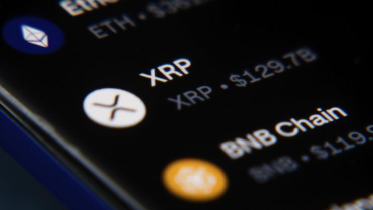 Nahaufnahme eines Smartphone Bildschirms, auf dem der XRP Kryptowährungswert angezeigt wird