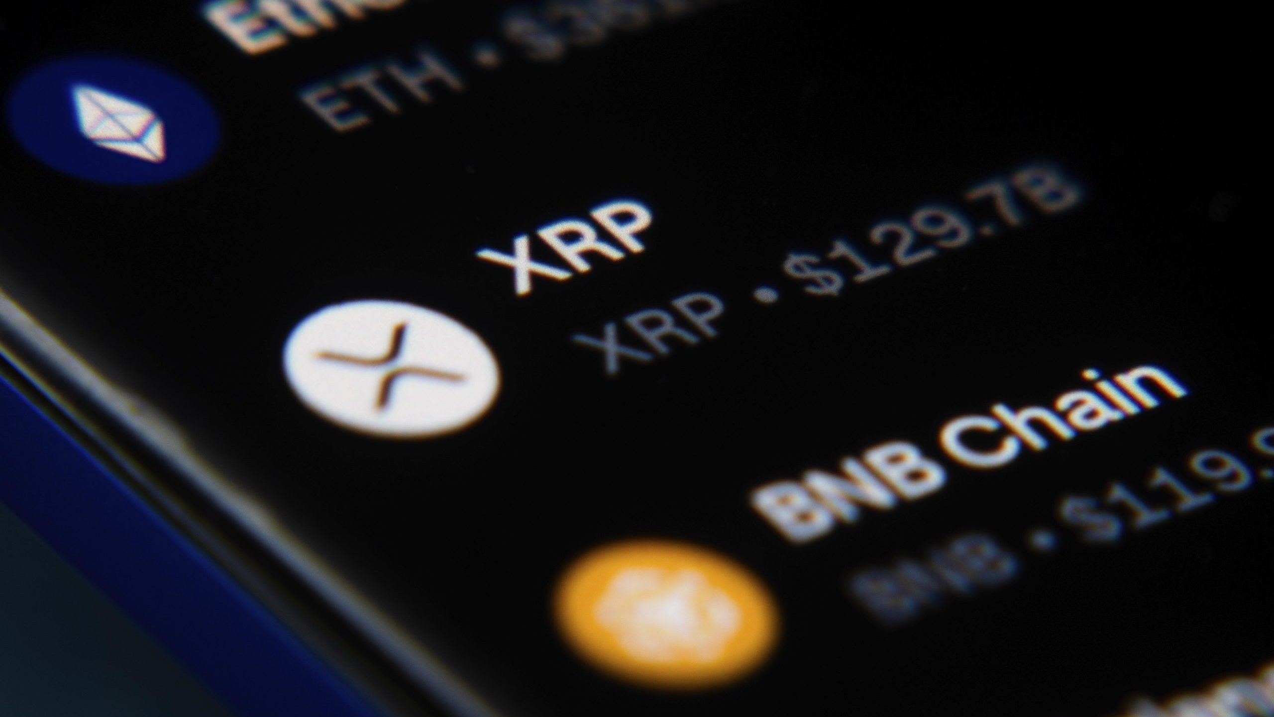 Nahaufnahme eines Smartphone Bildschirms, auf dem der XRP Kryptowährungswert angezeigt wird