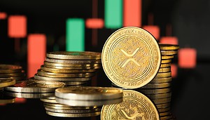 XRP-Münzen vor Chart-Candles