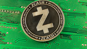 Eine Münze der Kryptowährung Zcash liegt auf einem grünen Computerchip