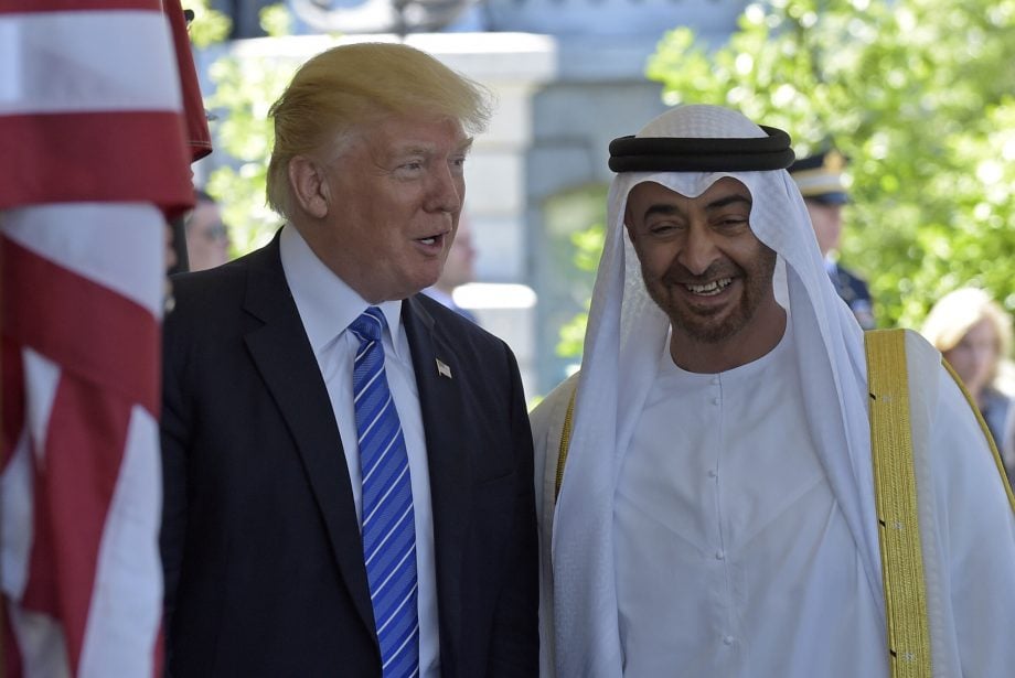 Das Bild zeigt Donald Trump und den Scheich von Abu Dhabi