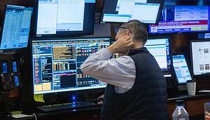 Ein Trader sitzt vor seinem Schreibtisch, starrt auf mehrere Bildschrime und kratzt sich am Nacken.