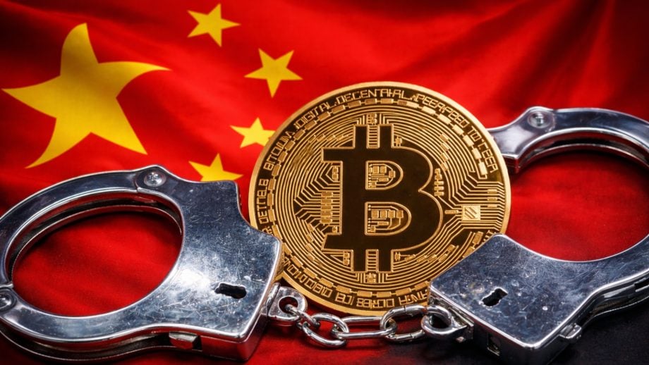 Bitcoin in Handschellen vor einer chinesischen Fahne