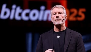 Michael Saylor steht auf einer Bühne und hält eine Rede.