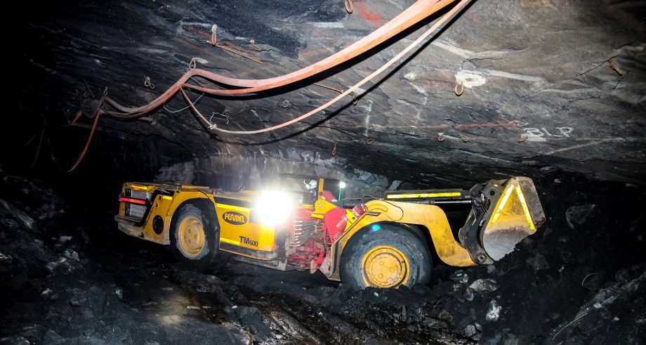 Ein Bagger fördert Palladium und Platin unterirdisch.