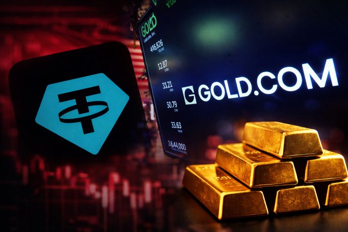 Das Bild zeigt das Logo von Tether neben dem der Gold-Plattform Gold.com. Darunter sind Goldbarren abgebildet