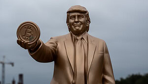 Eine Statue von Donald Trump, die eine Bitcoin-Münze hält.
