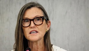 Zu sehen ist das Gesicht von Cathie Wood, der Gründerin von Ark Invest