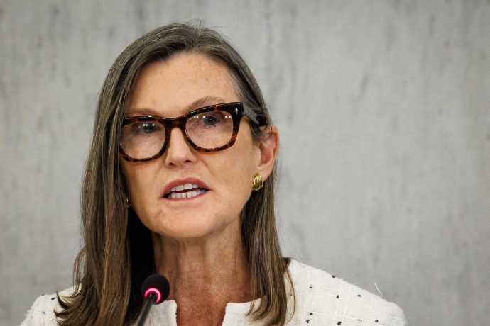 Zu sehen ist das Gesicht von Cathie Wood, der Gründerin von Ark Invest