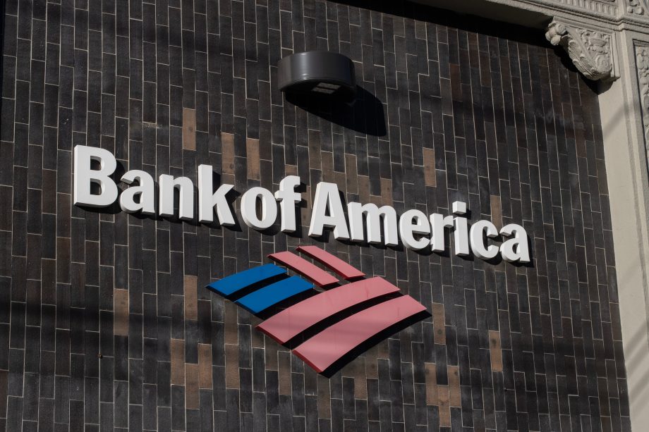Logo der Bank of America auf einer Häuserfassade.