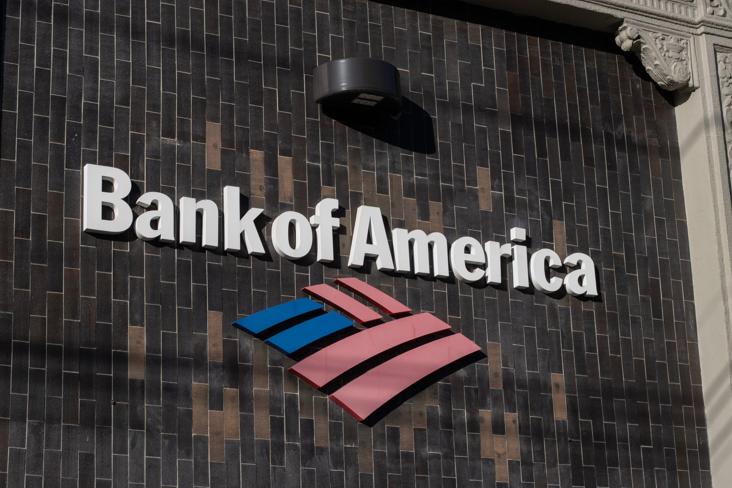 Logo der Bank of America auf einer Häuserfassade.