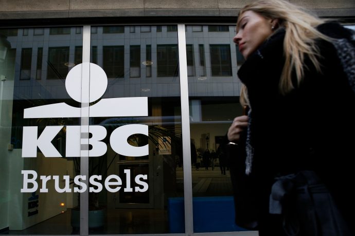 Frau läuft vor Gebäude der KBC-Bank