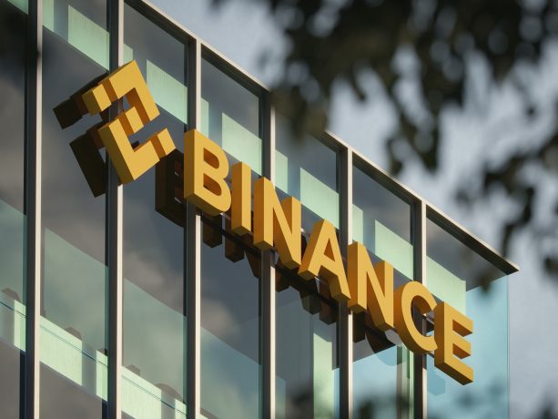 Das Binance-Logo auf einem Gebäude